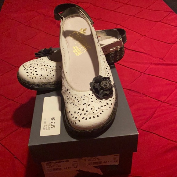 Women’s Size 37 shoes - Picture 1 of 3